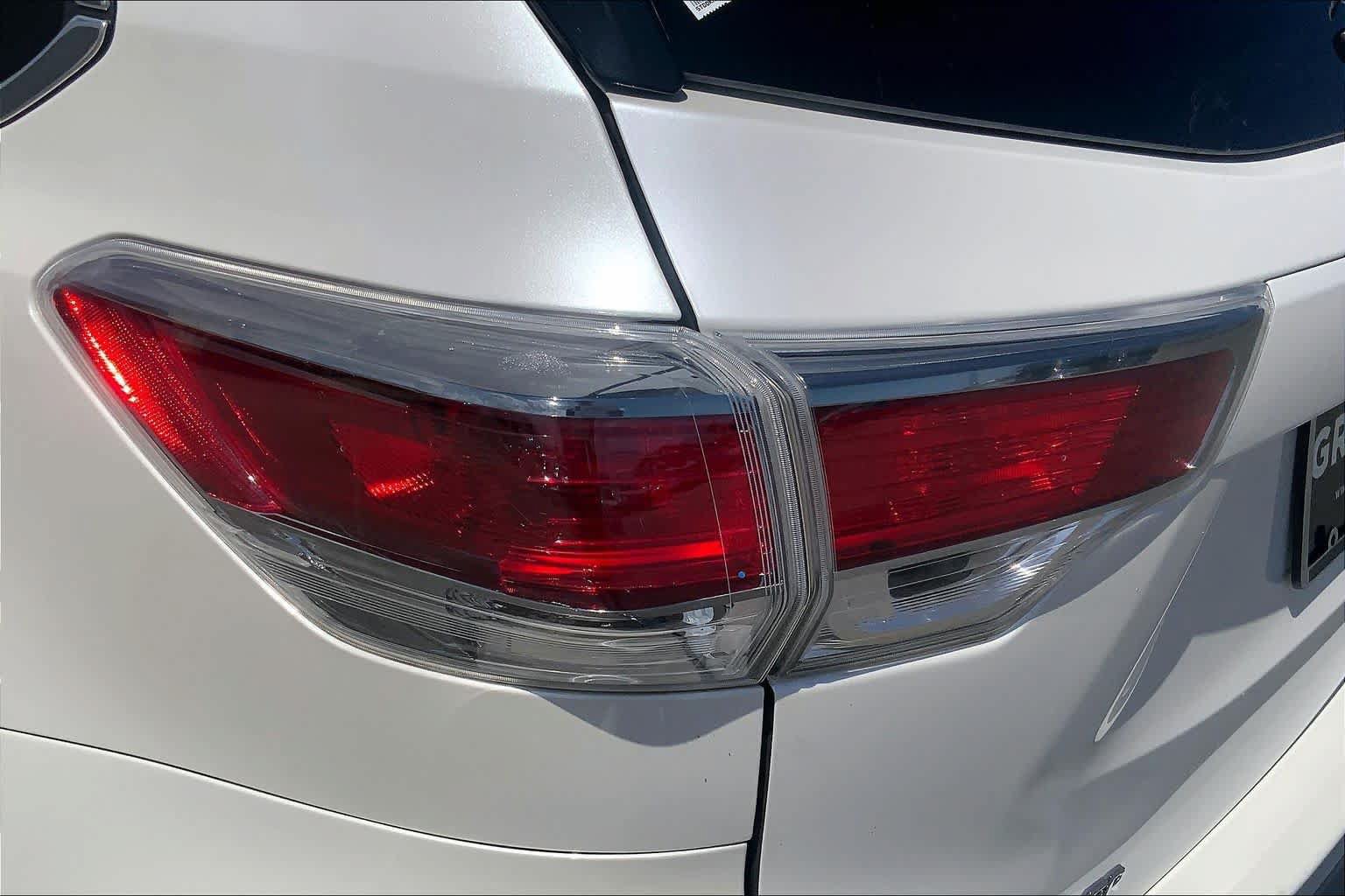 Used 2016 Toyota Highlander Limited w/ Driver Technology Package AWD/4WD image 28