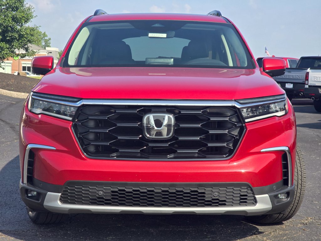 Certified 2025 Honda Pilot Touring image 3