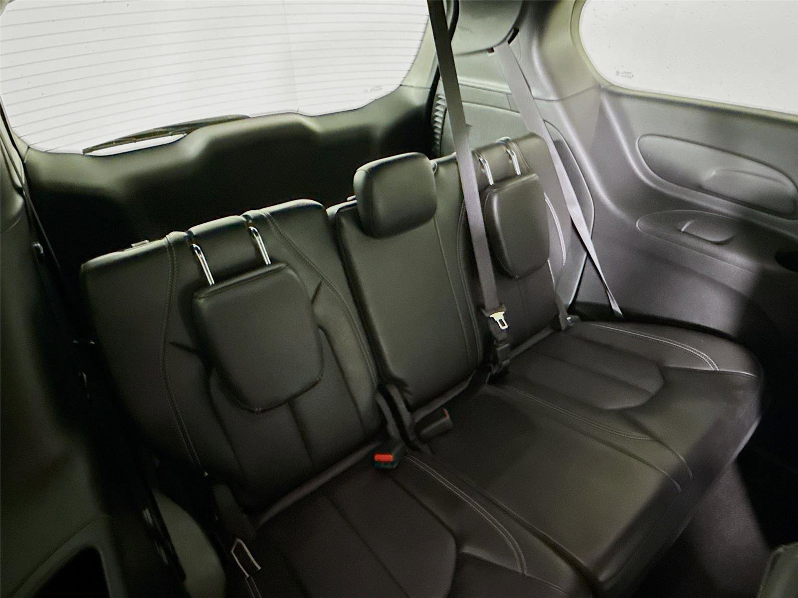 Used 2025 Chrysler Pacifica Select image 26