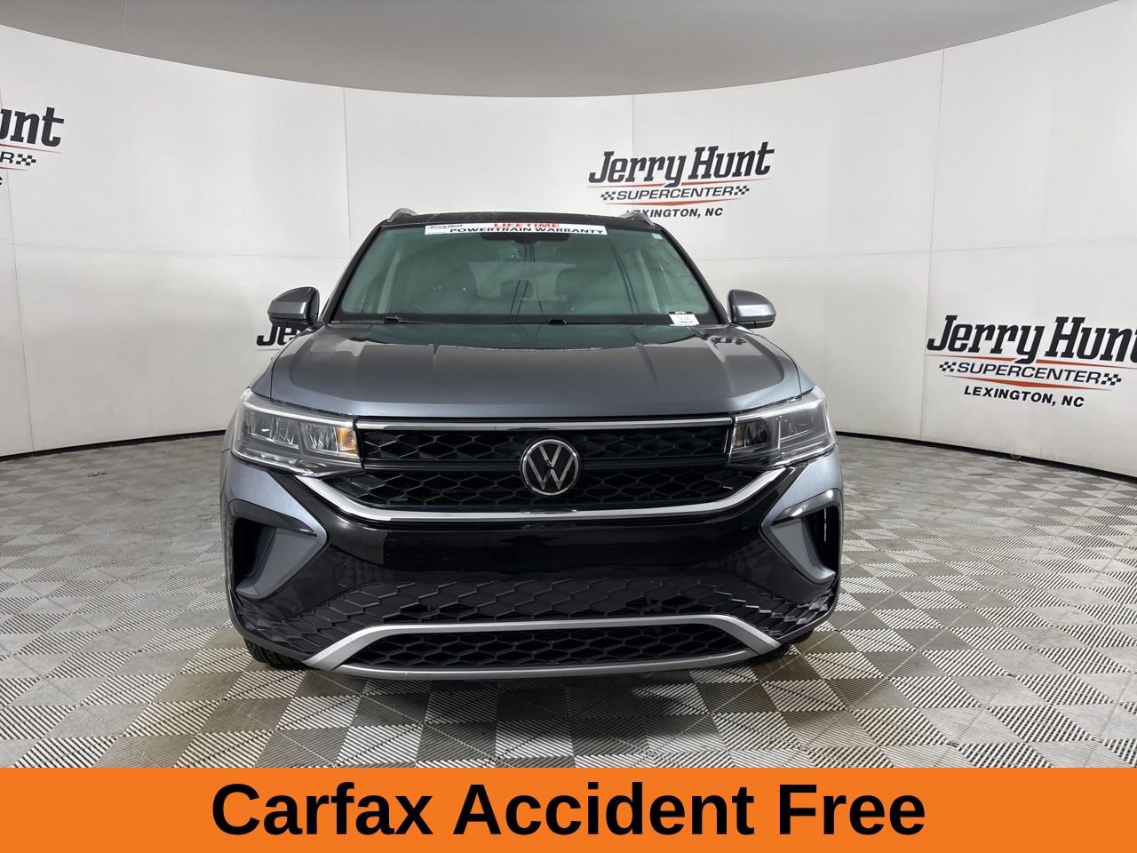 Used 2023 Volkswagen Taos SE w/ Panoramic Sunroof Package image 3