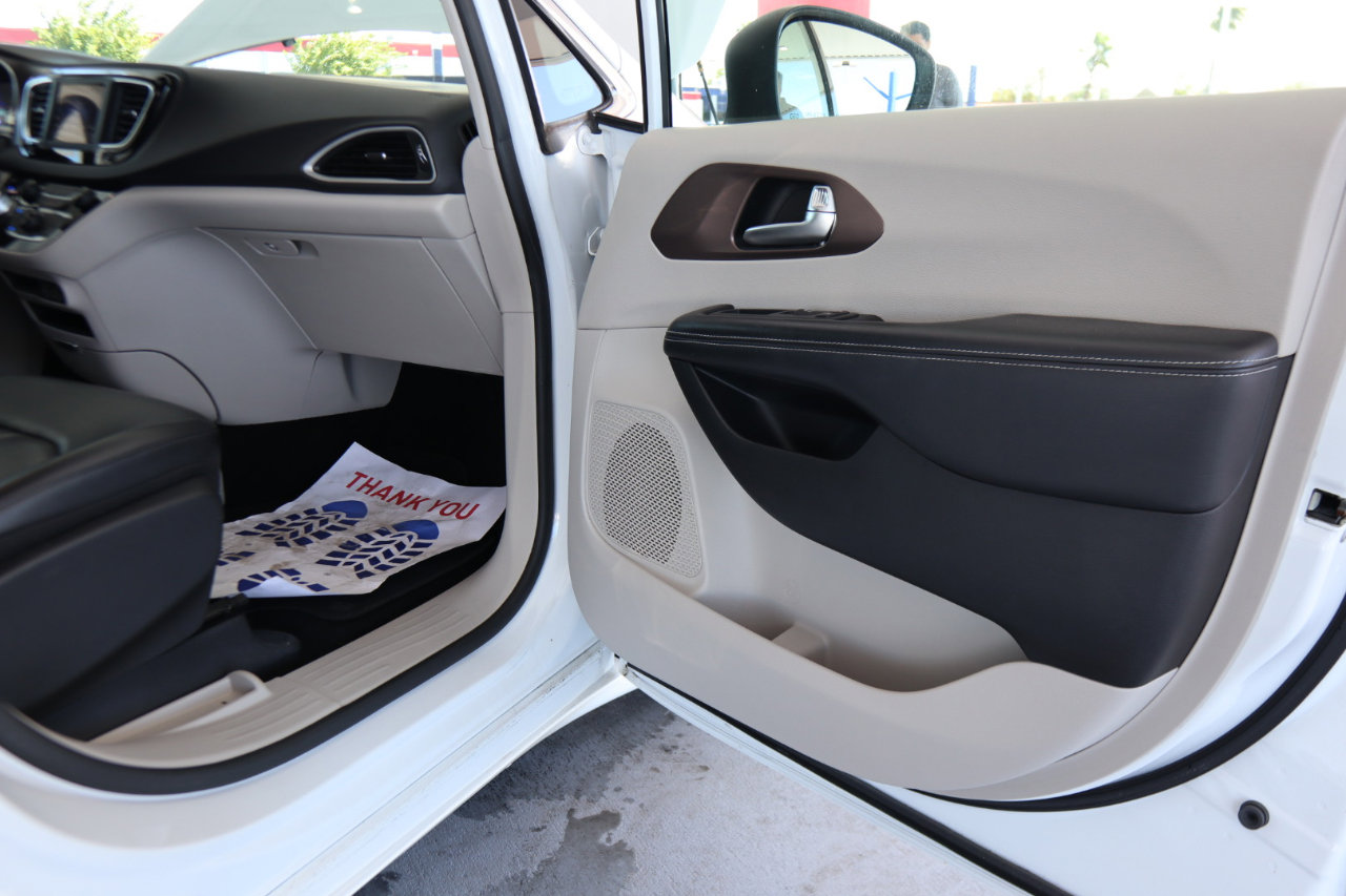 Used 2021 Chrysler Voyager Lxi image 32