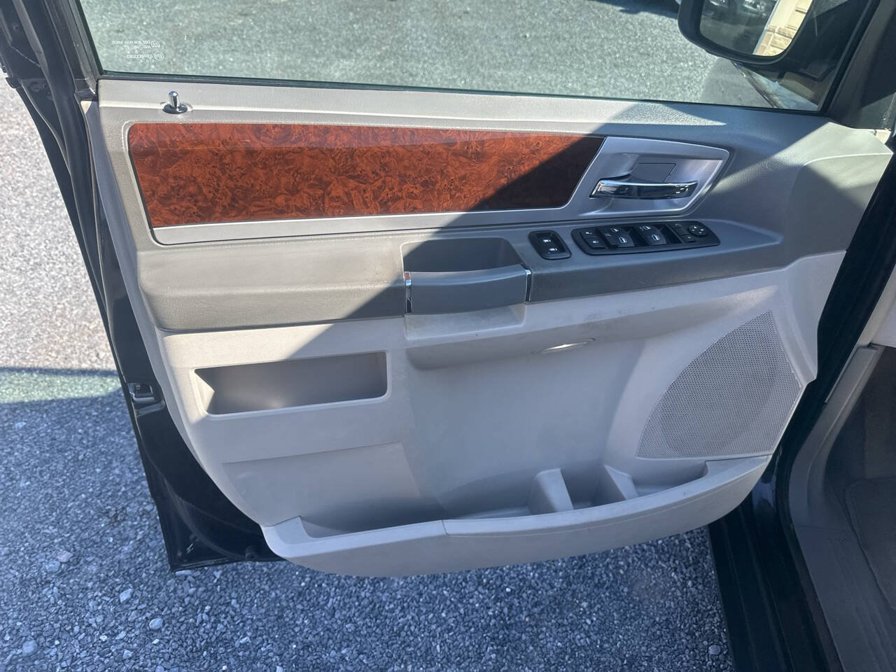 Used 2010 Chrysler Town & Country Touring FWD image 21