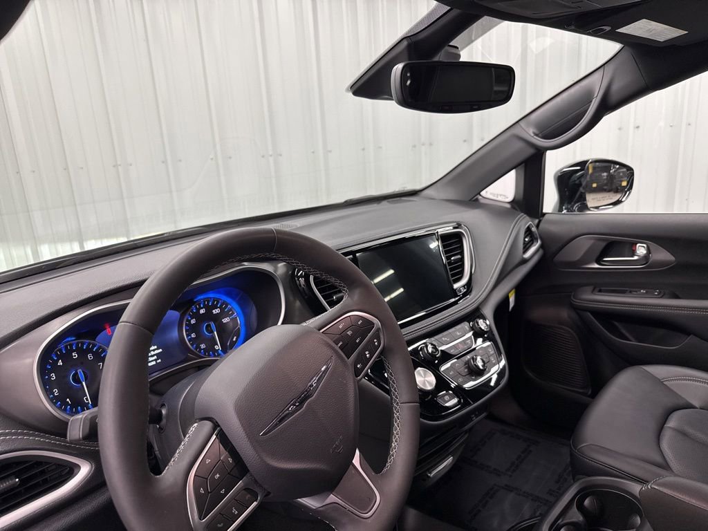 Used 2026 Chrysler Pacifica Select FWD image 17