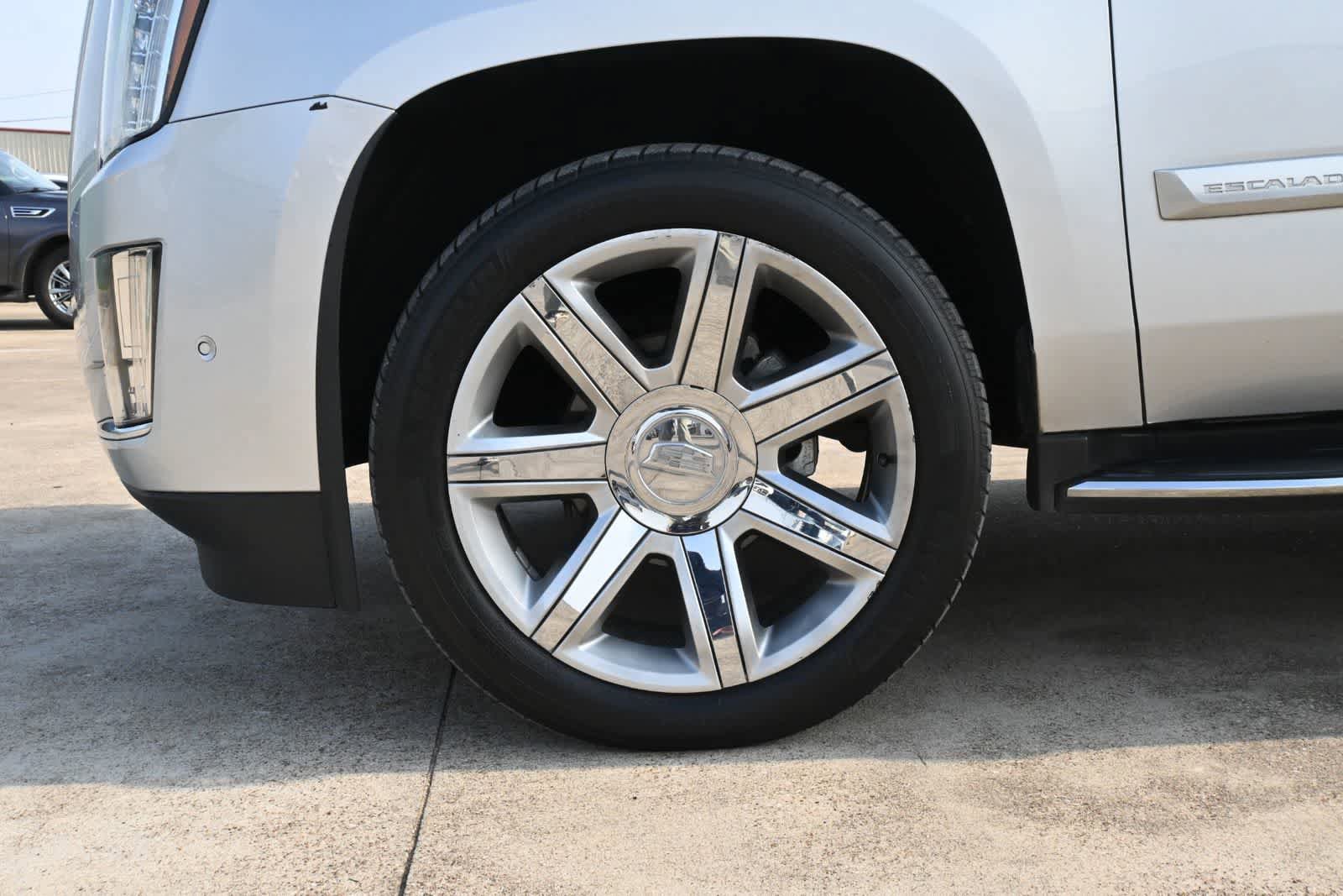 Used 2019 Cadillac Escalade ESV Luxury AWD/4WD image 27