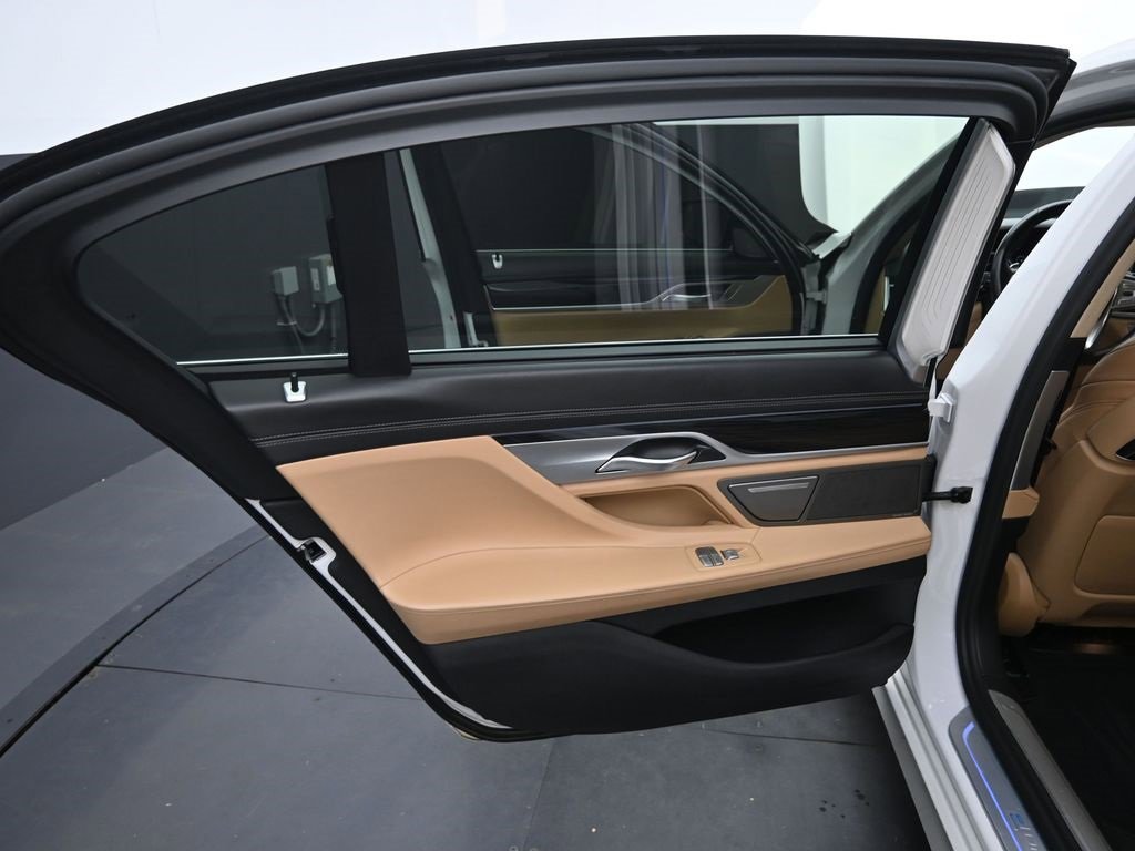 Used 2018 BMW 740e xDrive image 28