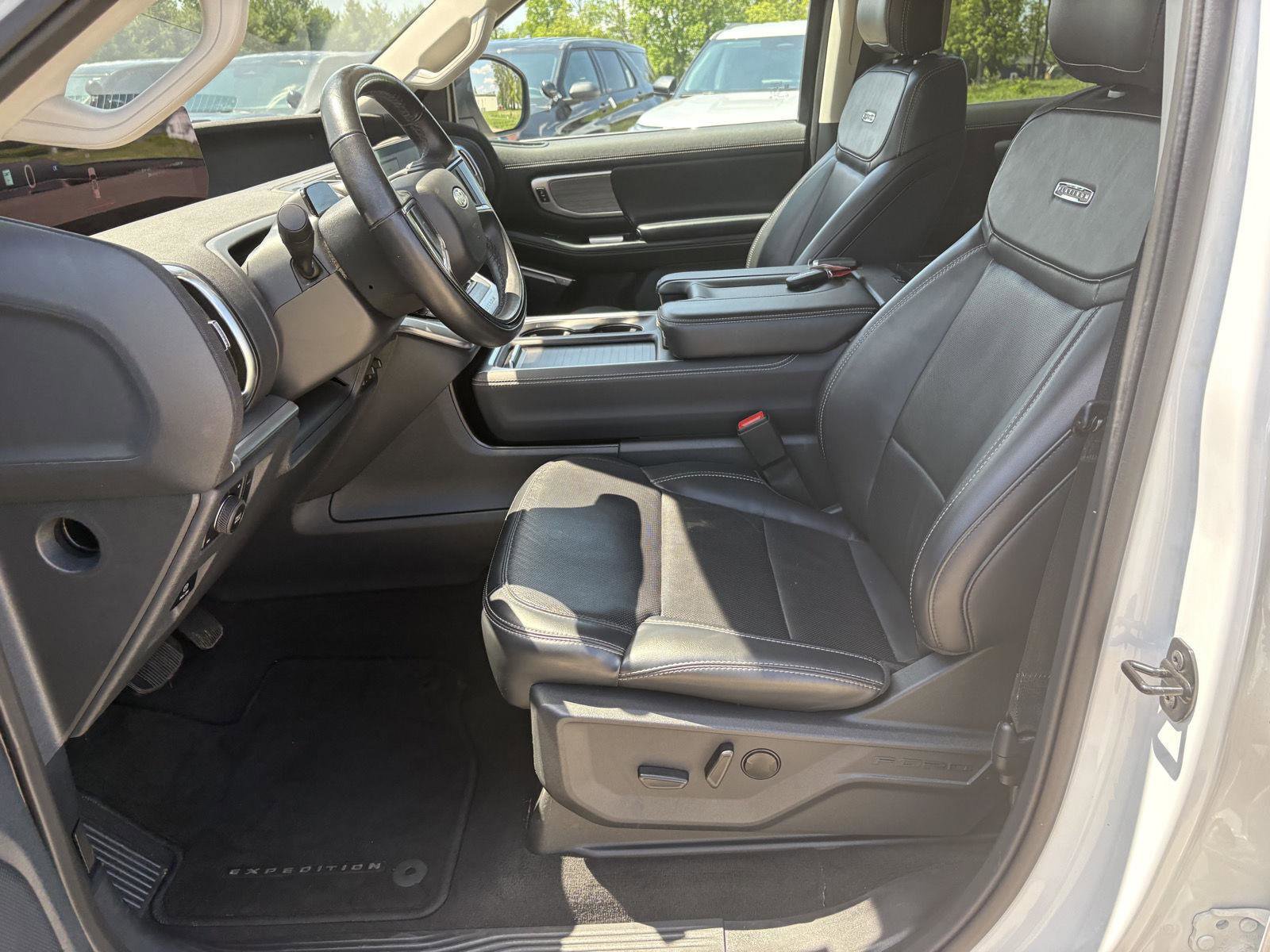 Used 2025 Ford Expedition Platinum AWD/4WD image 4