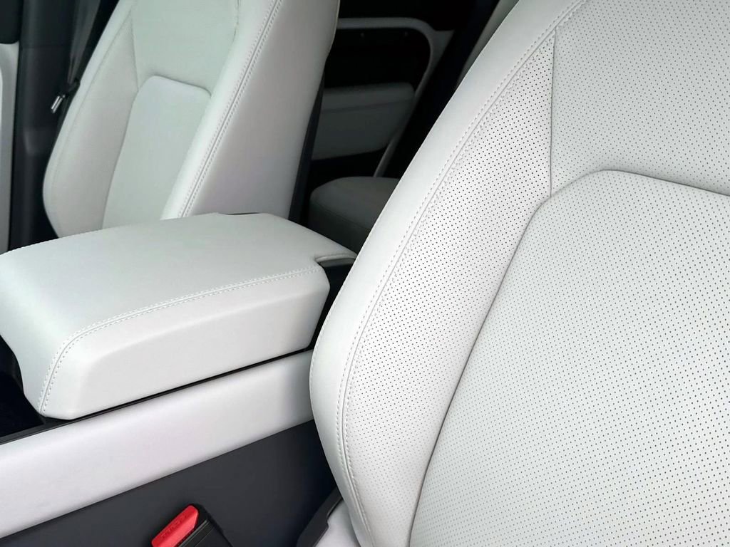 New 2025 Land Rover Defender 130 X-Dynamic SE image 19