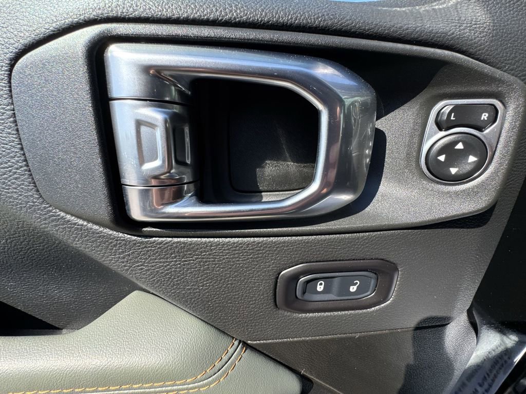 Used 2025 Jeep Gladiator Mojave AWD/4WD image 13