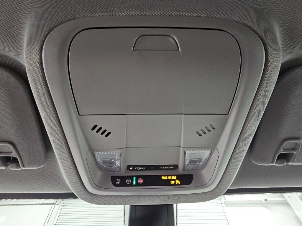Used 2022 GMC Acadia SLE w/ Driver Convenience Package FWD image 23
