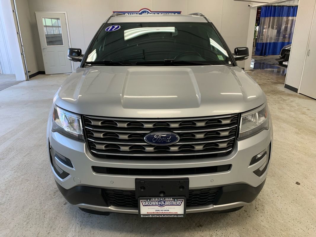 Used 2017 Ford Explorer XLT w/ Equipment Group 202A AWD/4WD image 12