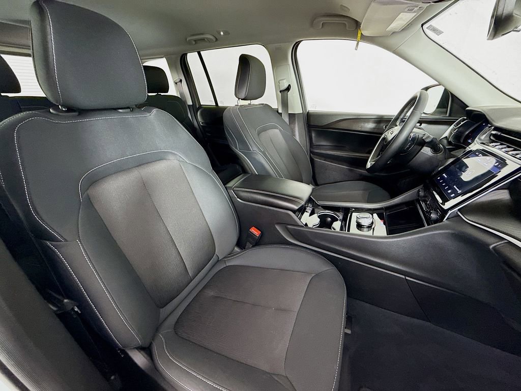 Used 2023 Jeep Grand Cherokee Laredo w/ Luxury Tech Group I AWD/4WD image 30