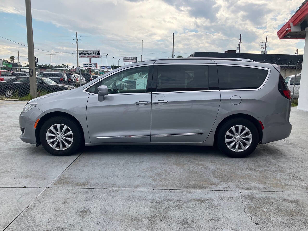 Used 2019 Chrysler Pacifica Touring-L image 3