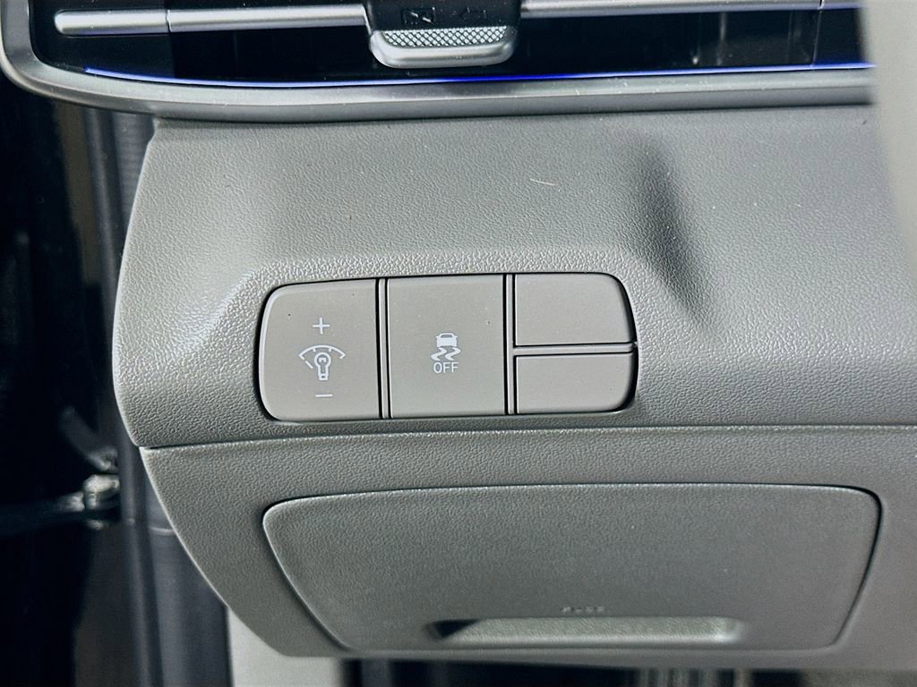 Used 2025 Hyundai Elantra SEL FWD image 21