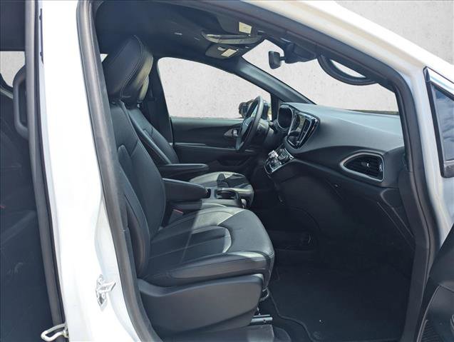 Used 2025 Chrysler Pacifica Select image 20