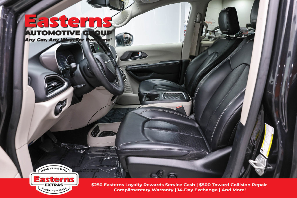 Used 2023 Chrysler Pacifica Touring-L FWD image 15