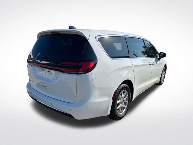 Used 2025 Chrysler Pacifica Select FWD image 9