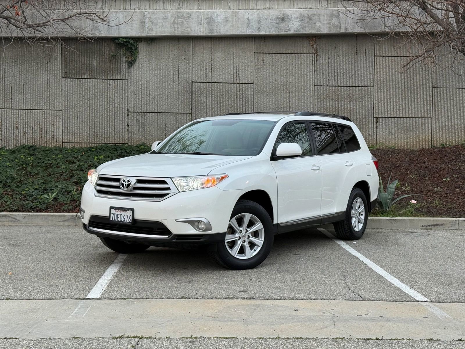 Used 2011 Toyota Highlander SE w/ Tech Pkg FWD image 2