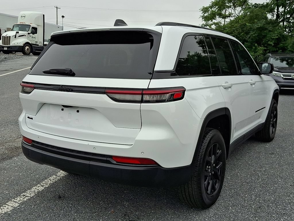 Used 2025 Jeep Grand Cherokee Altitude AWD/4WD image 4