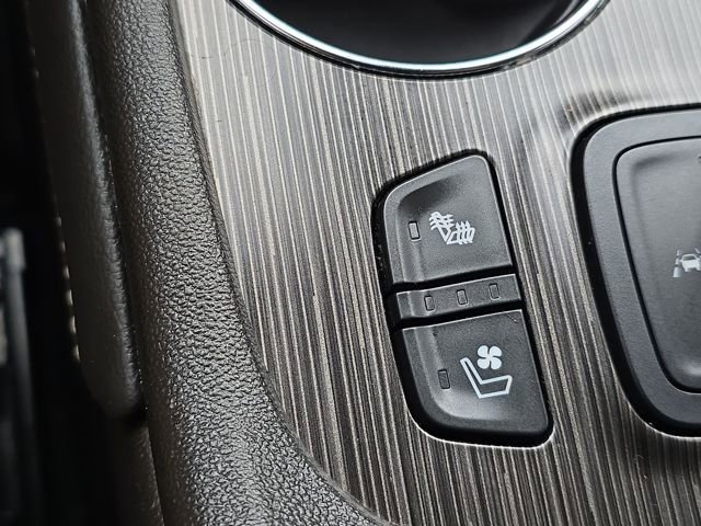 Used 2023 GMC Acadia SLT w/ Elevation Edition image 17