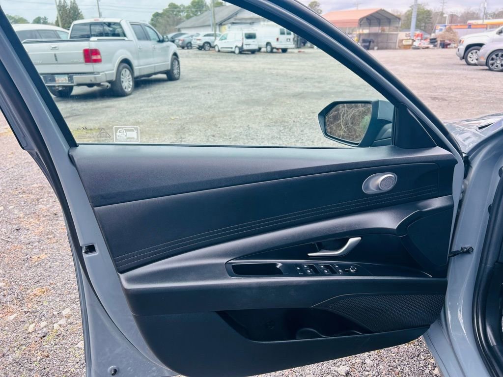 Used 2021 Hyundai Elantra SE image 20