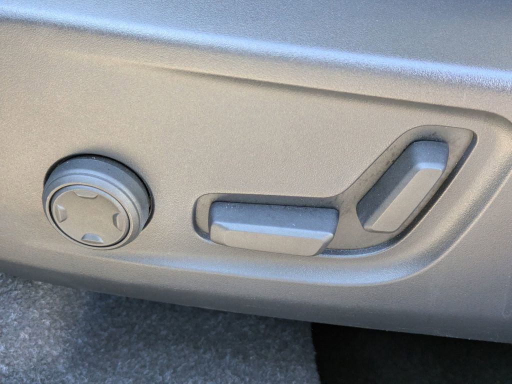 Used 2023 Volvo XC40 B5 Plus image 18