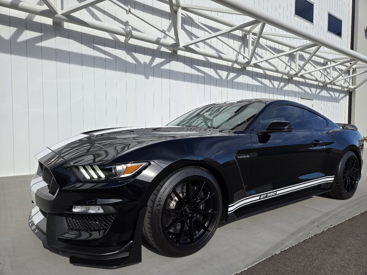 Used 2019 Ford Mustang Shelby GT350 w/ Technology Package image 2