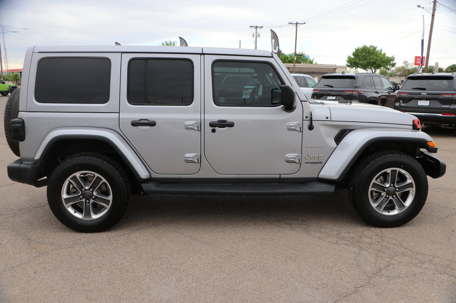 Used 2018 Jeep Wrangler Unlimited Sahara AWD/4WD image 8