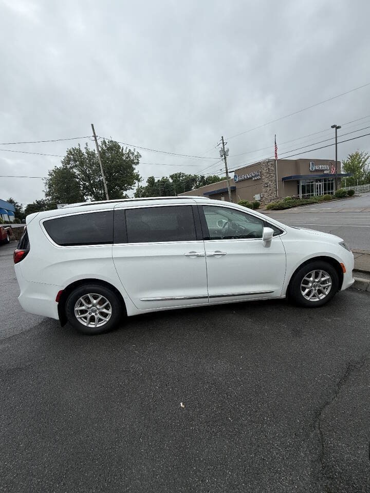 Used 2020 Chrysler Pacifica Touring-L FWD image 4
