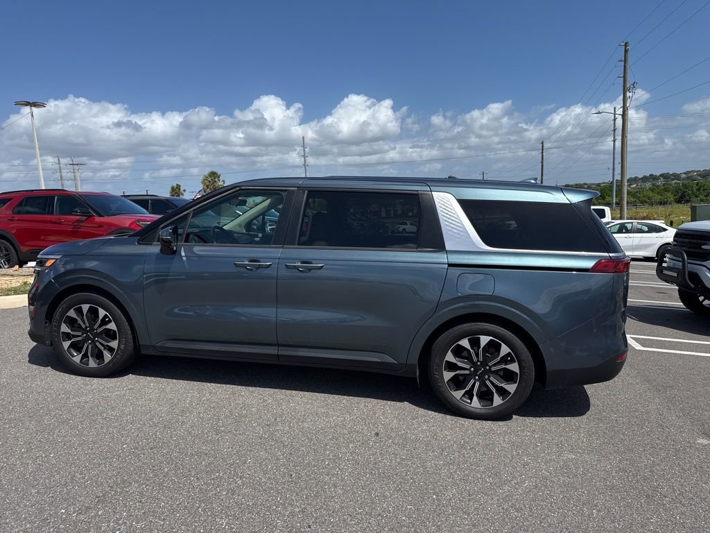 Used 2023 Kia Carnival EX image 4