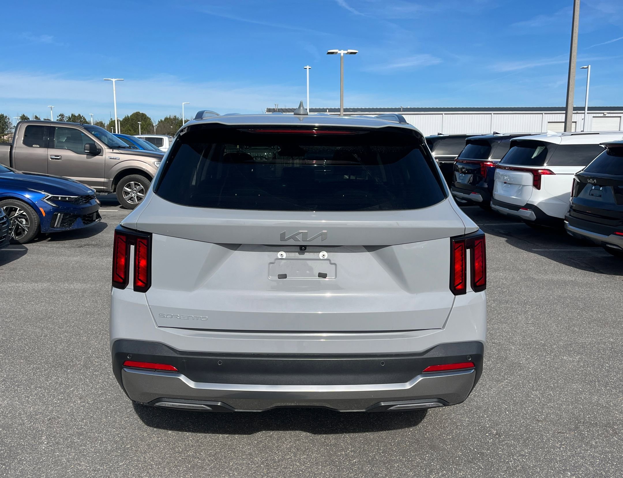 Used 2025 Kia Sorento S image 7