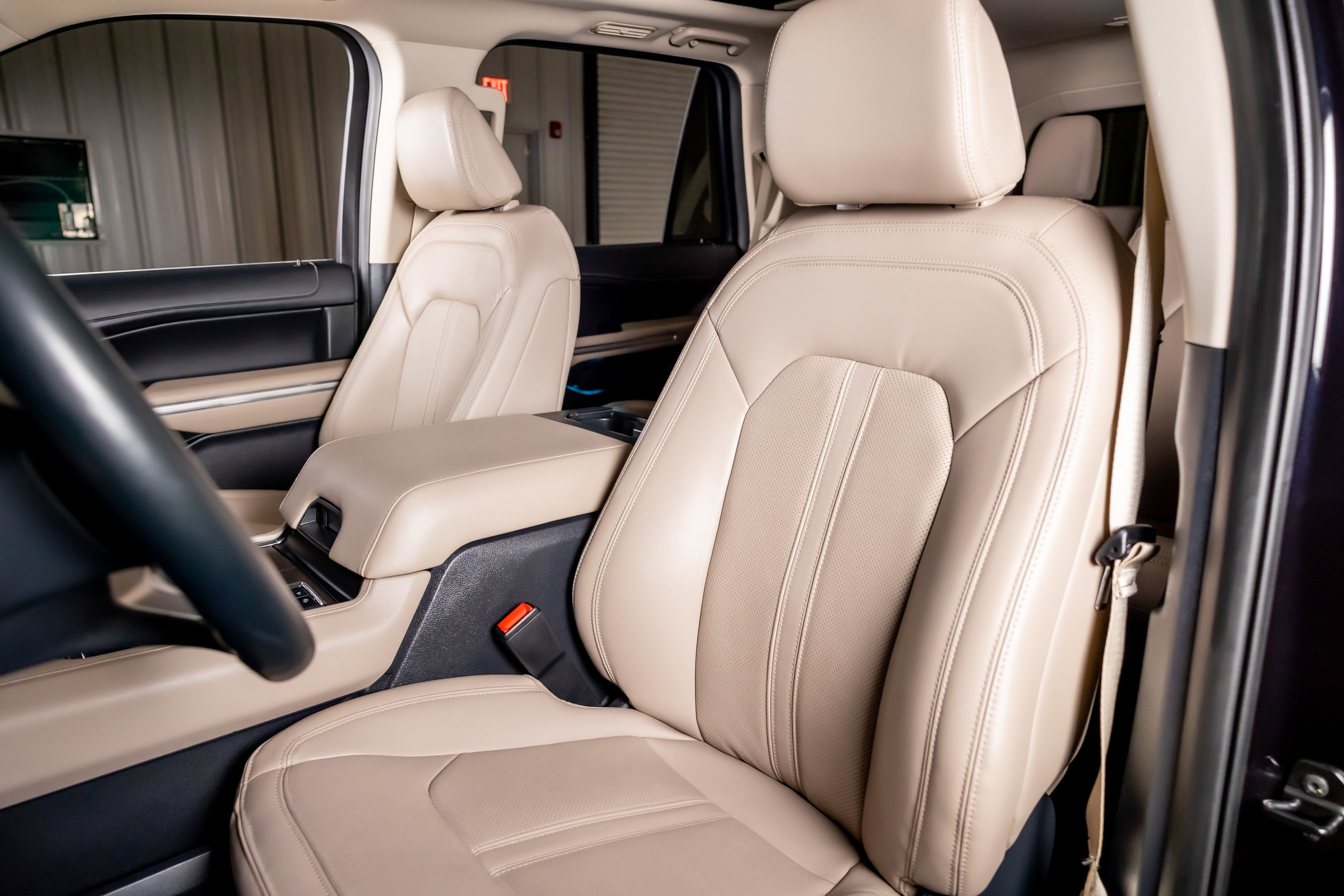 Used 2023 Ford Expedition Limited image 4