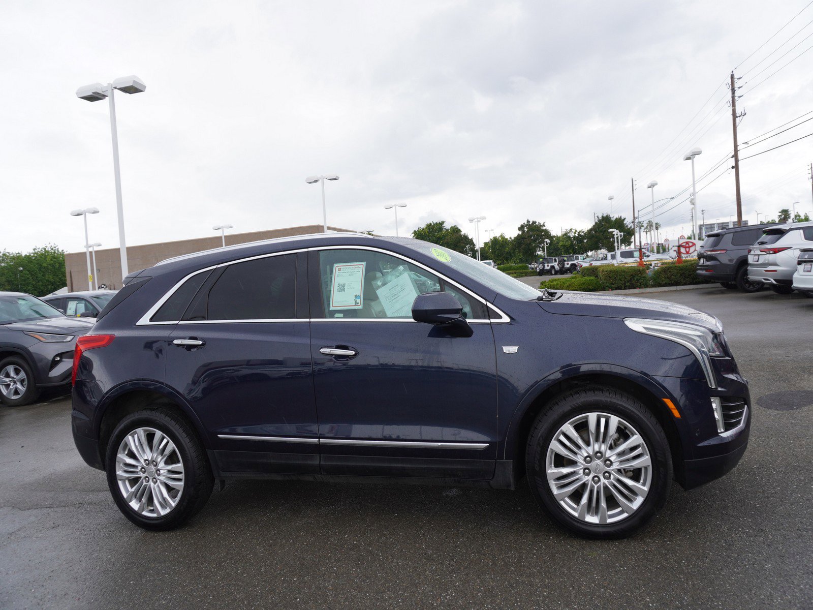 Used 2017 Cadillac XT5 Premium Luxury w/ Driver Assist Package FWD image 4