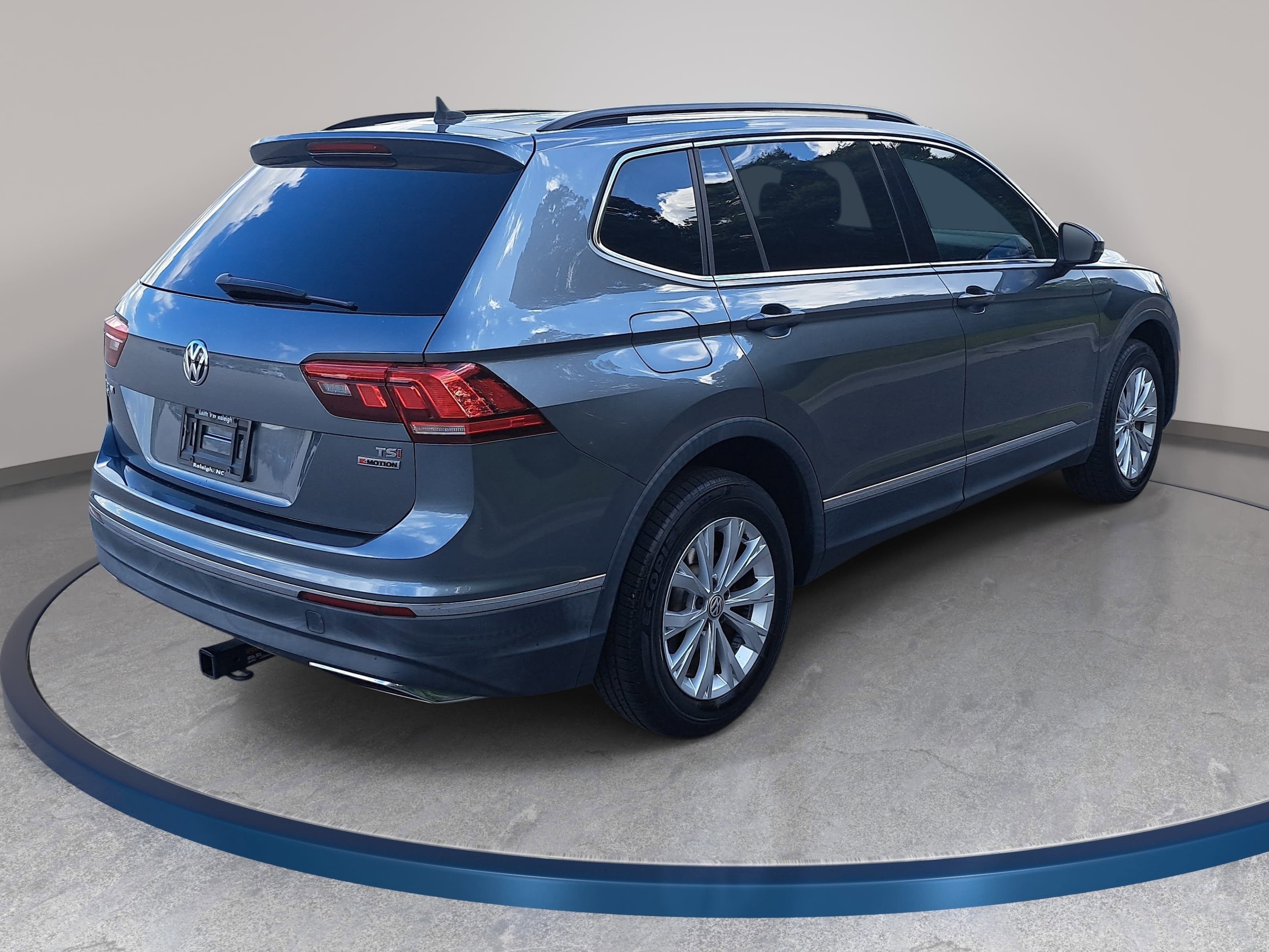 Used 2018 Volkswagen Tiguan SE w/ Panoramic Sunroof Package AWD/4WD image 5