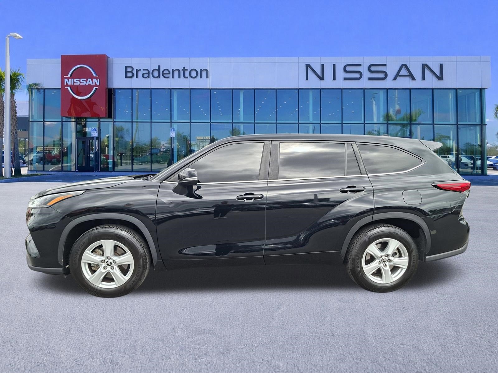 Used 2023 Toyota Highlander L image 8