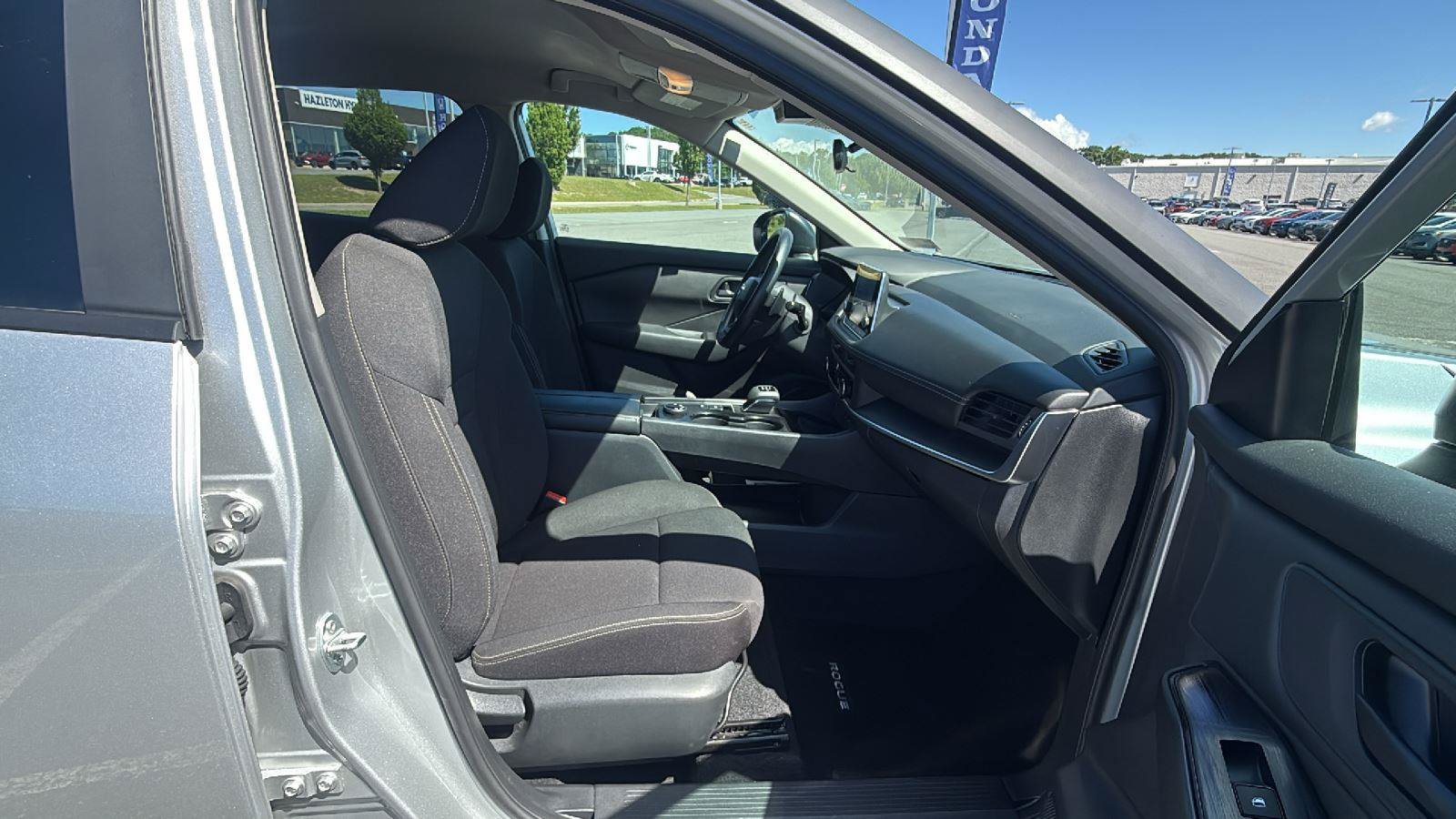 Used 2025 Nissan Rogue S AWD/4WD image 15