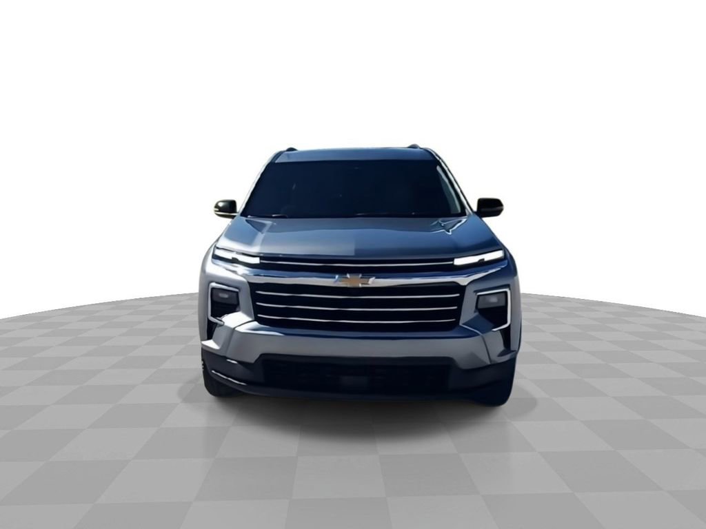 Used 2025 Chevrolet Traverse LT image 3