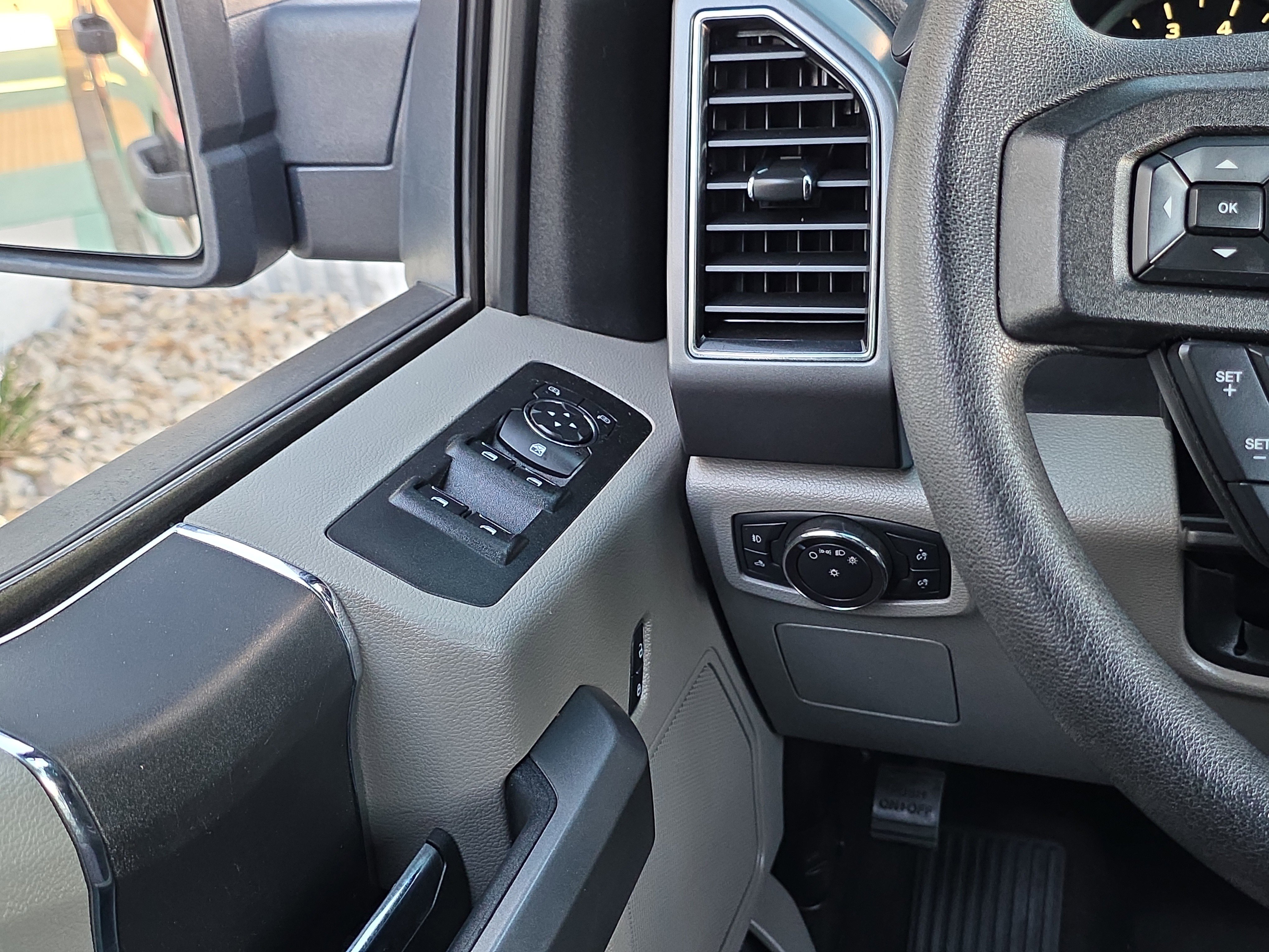 Used 2017 Ford F150 XLT image 25