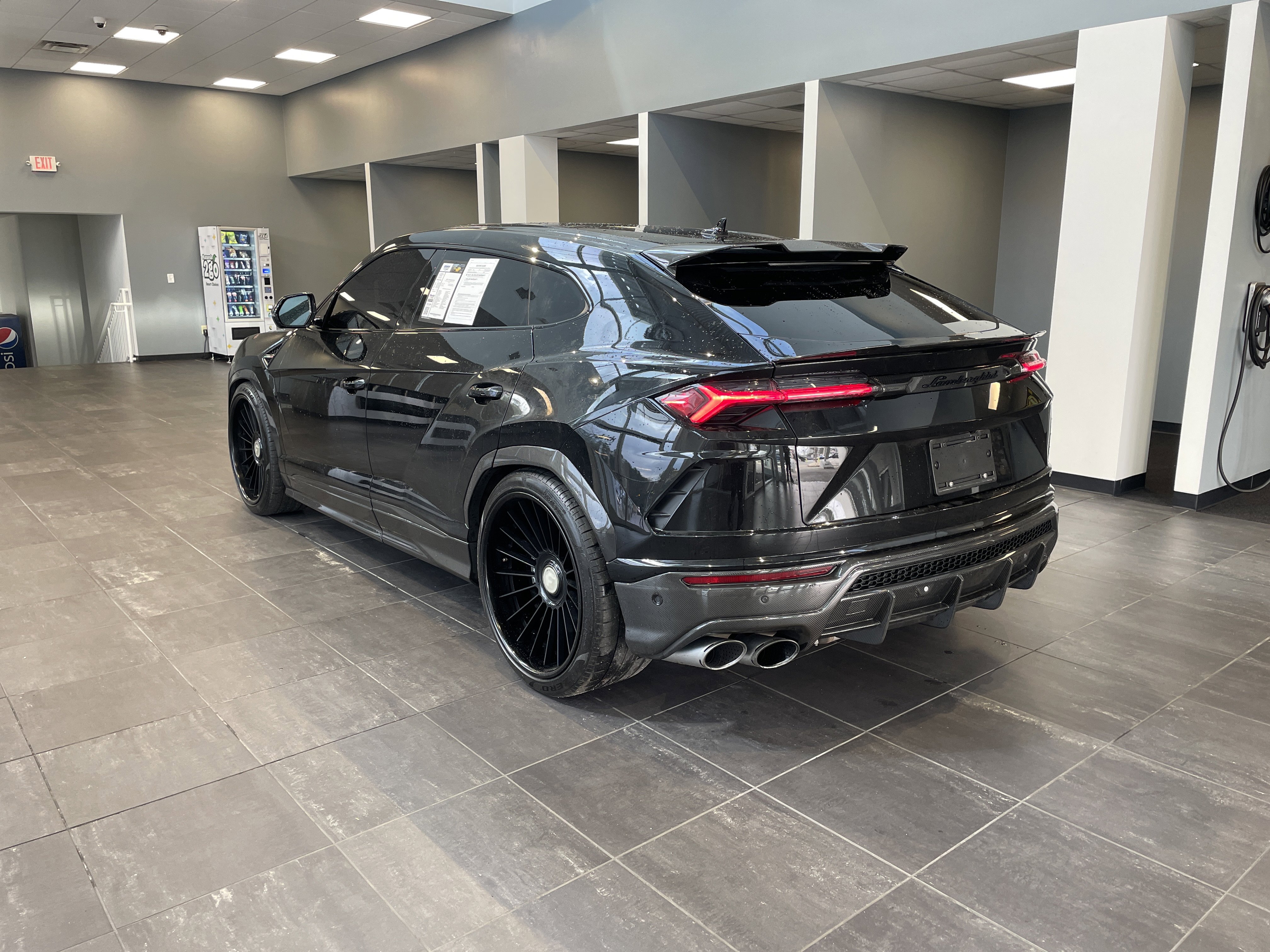 Used 2021 Lamborghini Urus AWD/4WD image 8