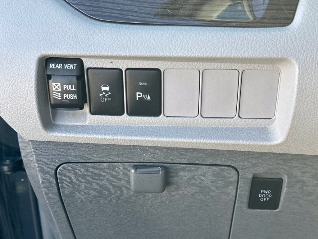 Used 2018 Toyota Sienna XLE w/ XLE Navigation Package FWD image 19