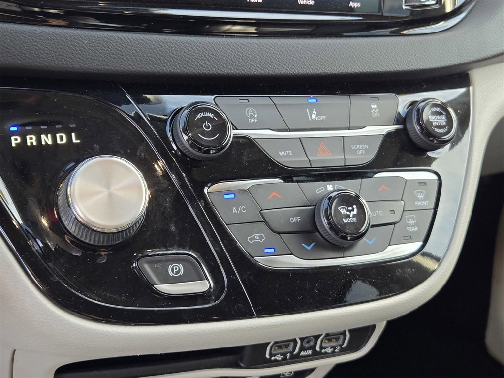 Used 2022 Chrysler Pacifica Touring-L image 17