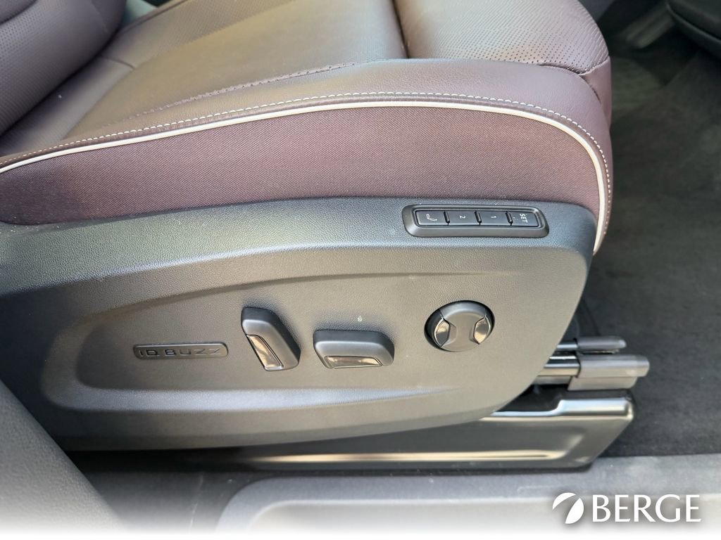 Used 2025 Volkswagen ID. Buzz Pro S Plus RWD image 16