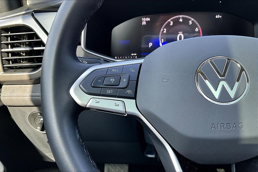 Used 2025 Volkswagen Taos SE image 9