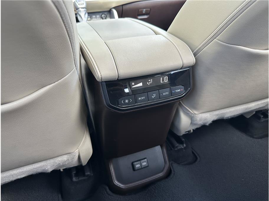 Used 2022 Toyota Highlander XLE AWD/4WD image 18