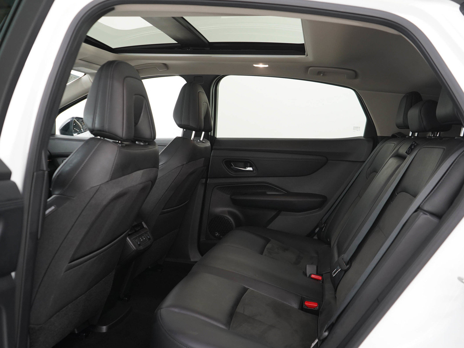 Used 2025 Nissan Ariya AWD image 15