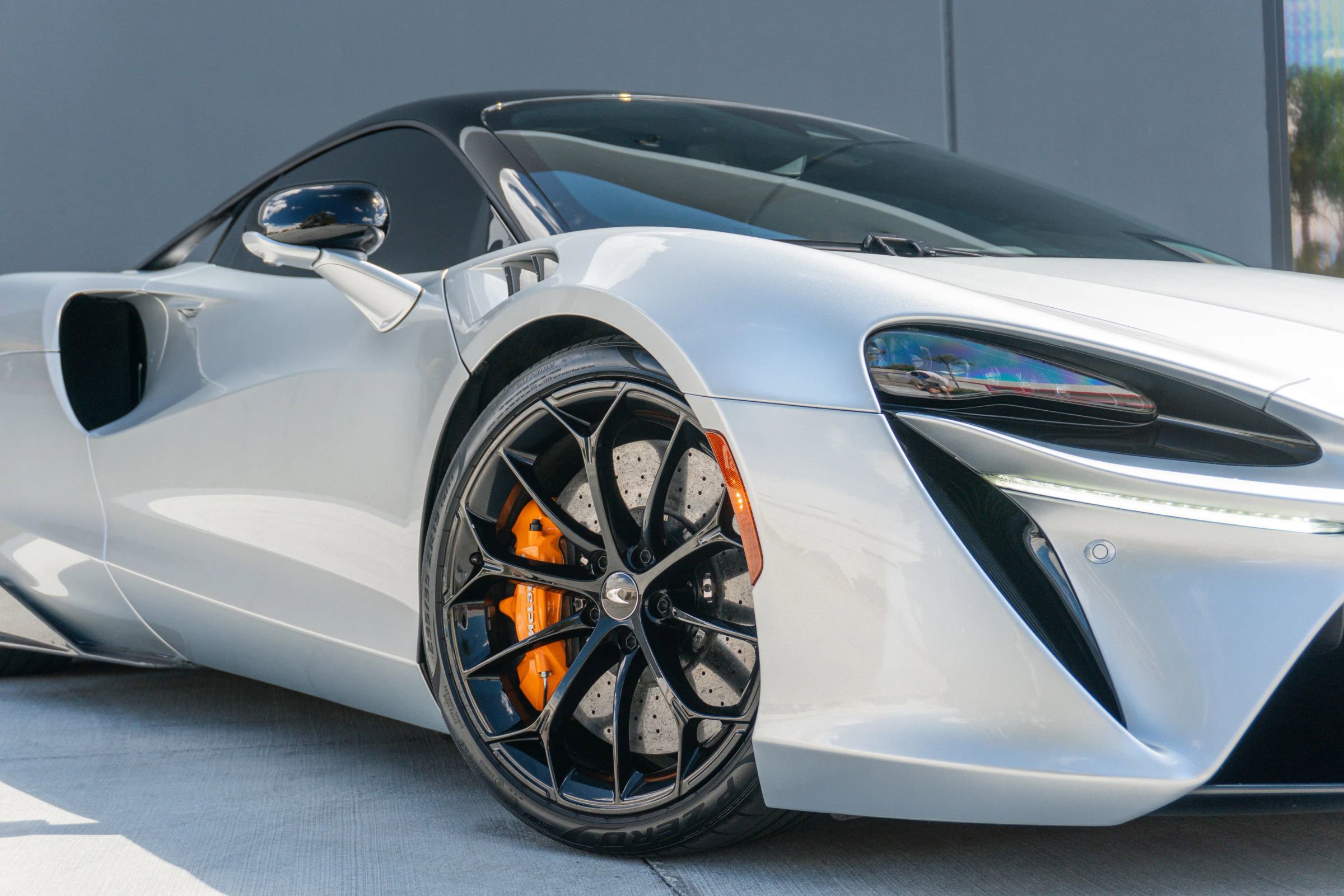 Used 2023 McLaren Artura RWD image 35