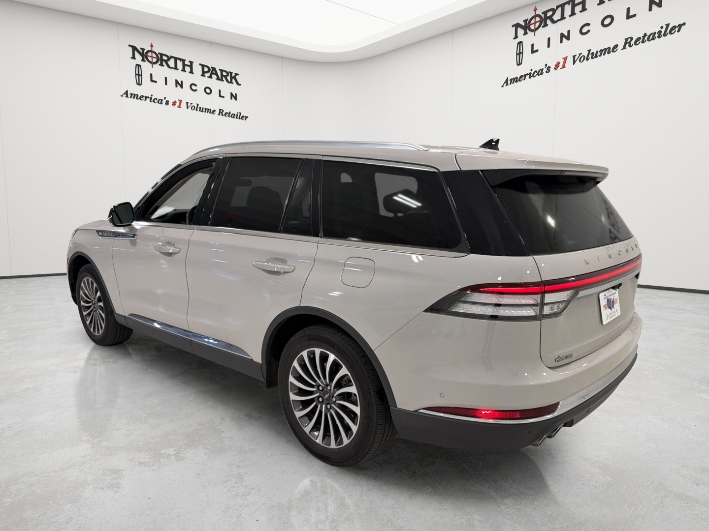 Used 2022 Lincoln Aviator Reserve w/ Equipment Group 201A AWD/4WD image 3