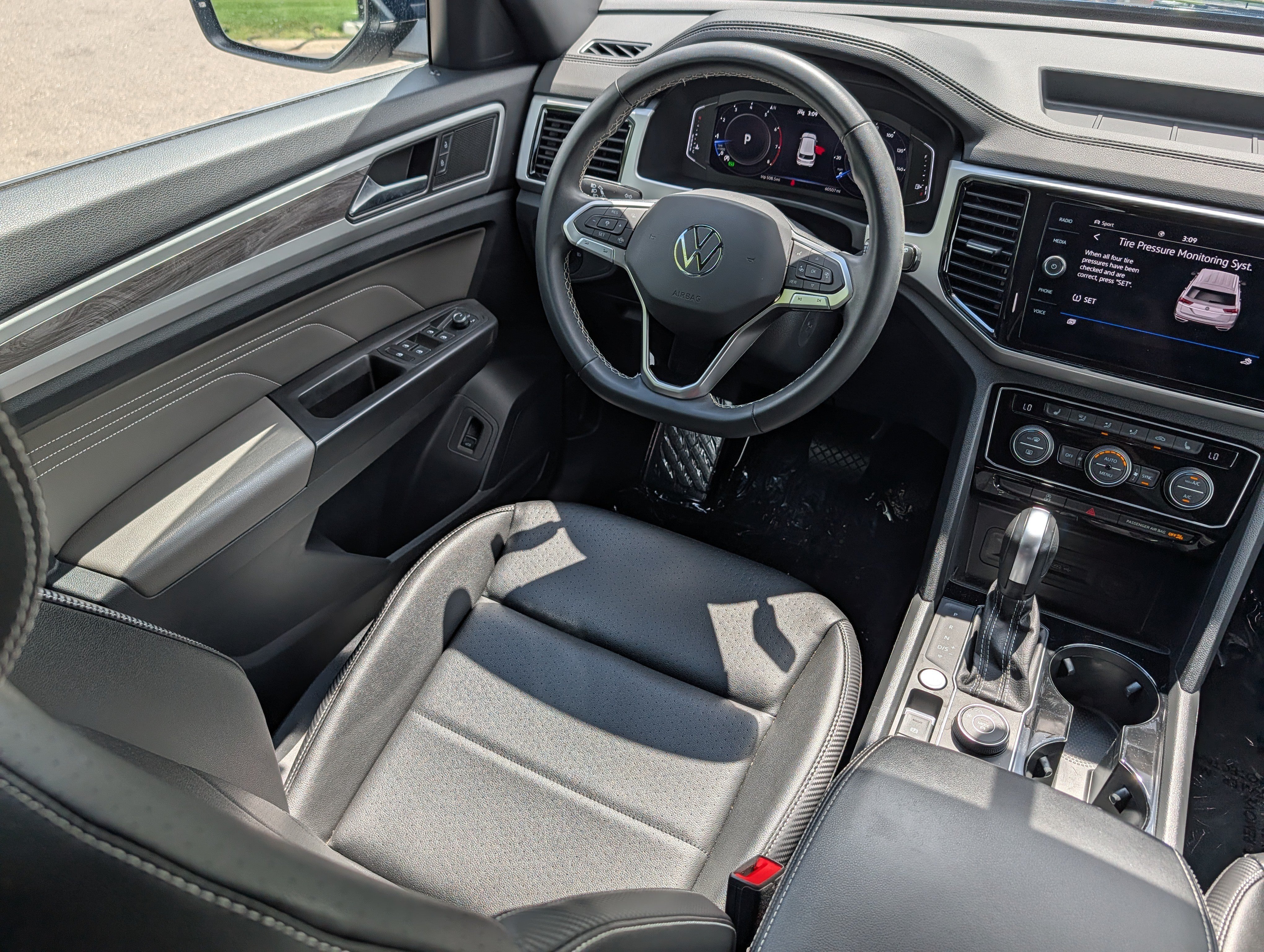 Certified 2023 Volkswagen Atlas Cross Sport SE AWD/4WD image 9