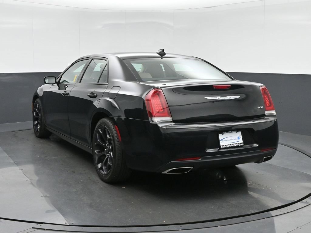 Used 2019 Chrysler 300 Touring w/ Sport Appearance Package image 5