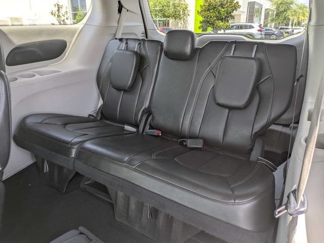 Used 2023 Chrysler Pacifica Touring-L FWD image 14