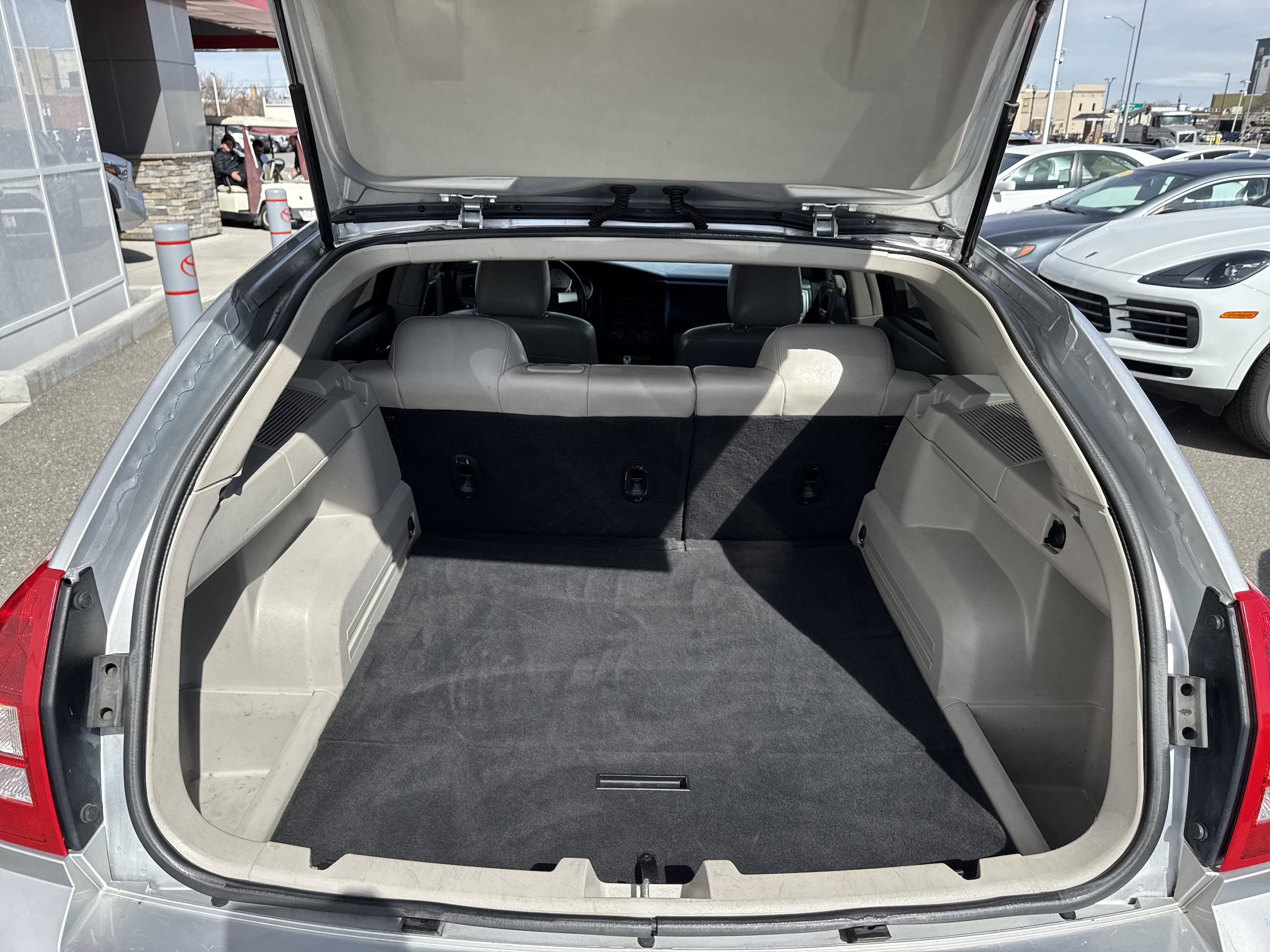Used 2005 Dodge Magnum SXT w/ Comfort Seating Group AWD/4WD image 12
